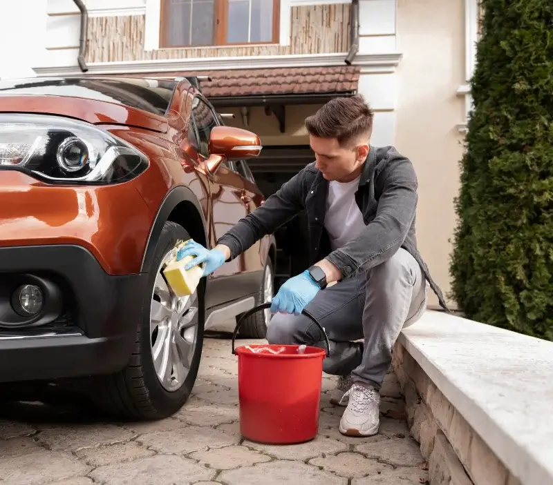 Lavage auto à domicile Vigoulet-Auzil : professionnel intervenant sur un véhicule